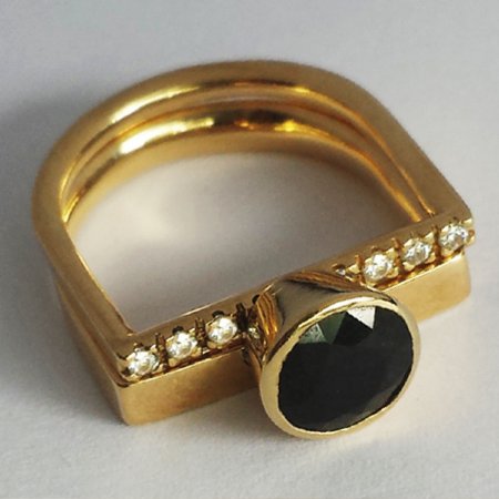 Centre Cradle with Black Sapphire in Yellow Gold